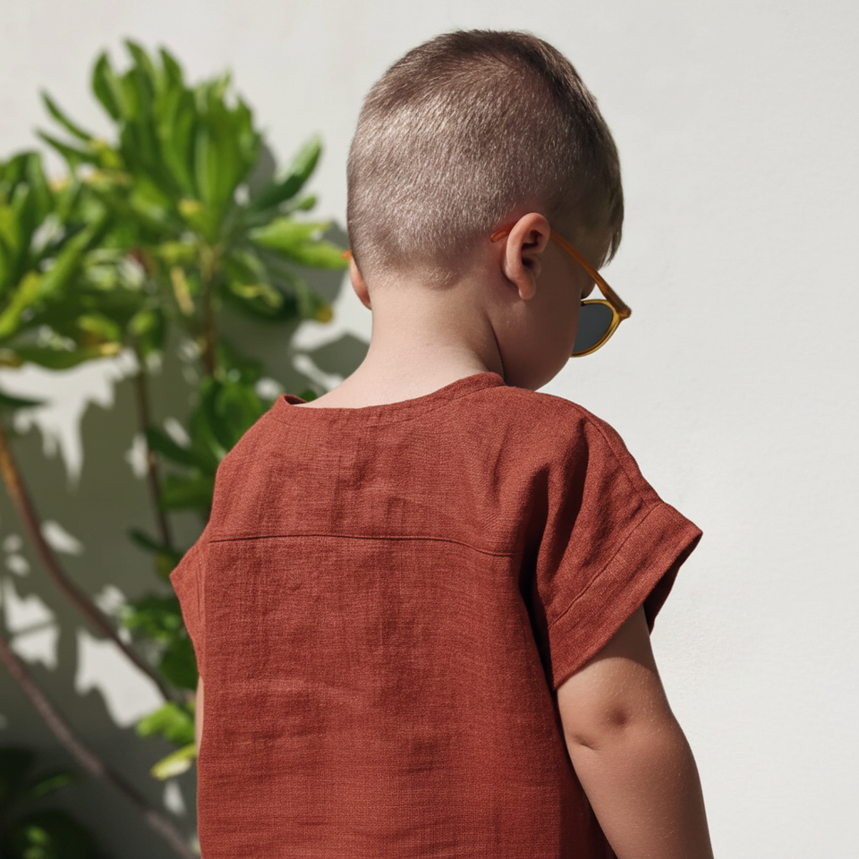 LittleClassic – Elegant & bequem – Leinenhemd für Jungen mit Knopfdetail