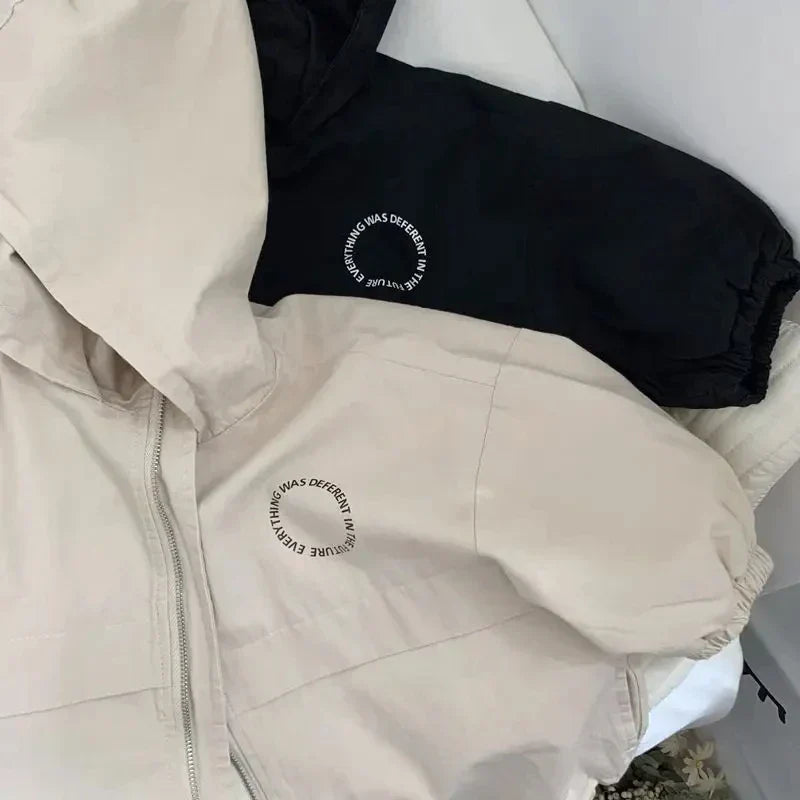 Mini Fashion – Wetterfest & Leicht – Windjacke mit Kapuze