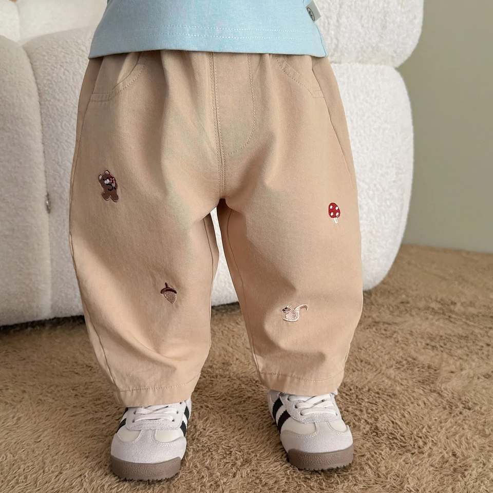 LittlePatch – Weich & bequem – Kinderhose mit gestickten Details