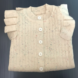 MiniAurora – Zart & elegant – Gestrickter Baby-Strampler mit Engelsflügeln und Stirnband