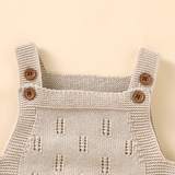 MiniCozy – Weich & bequem – Gestrickte Baby-Latzhose mit Mütze