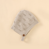 MiniCozy – Weich & bequem – Gestrickte Baby-Latzhose mit Mütze