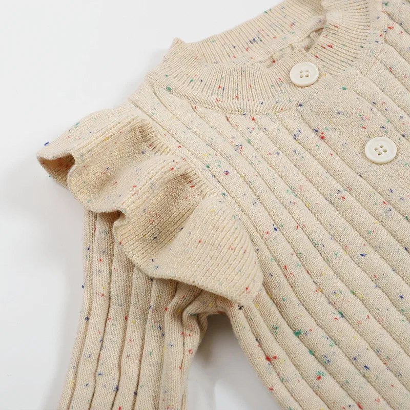 MiniAurora – Zart & elegant – Gestrickter Baby-Strampler mit Engelsflügeln und Stirnband