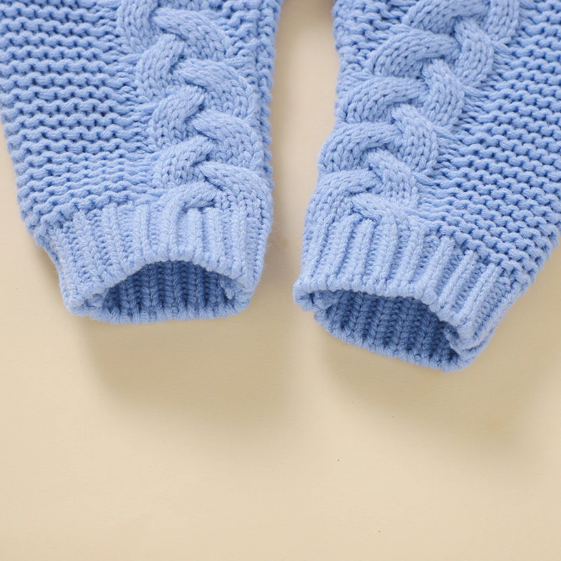 SoftKnit – Warm & niedlich – Gestrickter Baby-Strampler mit Kapuze