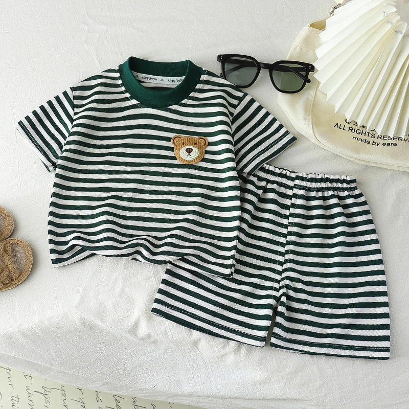 Kids Stripe Outfit – Trendy & bequem – Sommeroutfit für Kinder