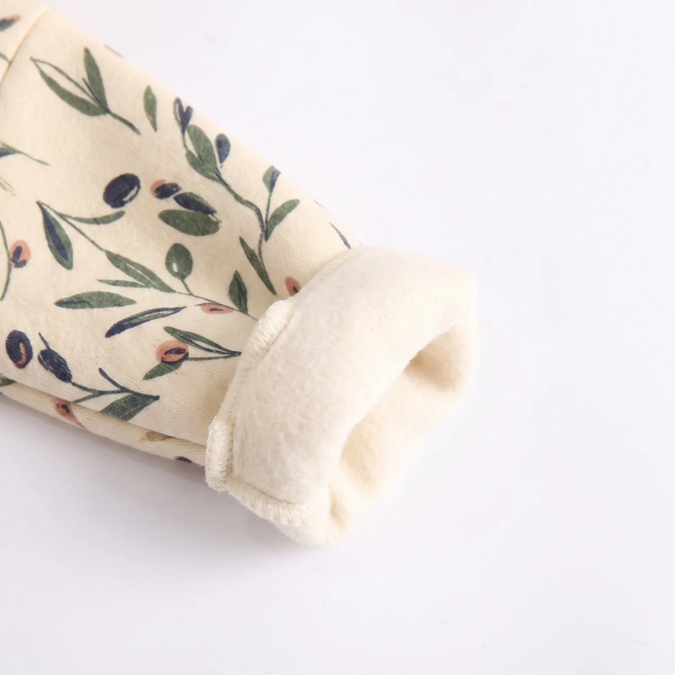 FloraCozy – Weich & warm – Winter-Strampler für Baby-Mädchen mit Blumenmuster