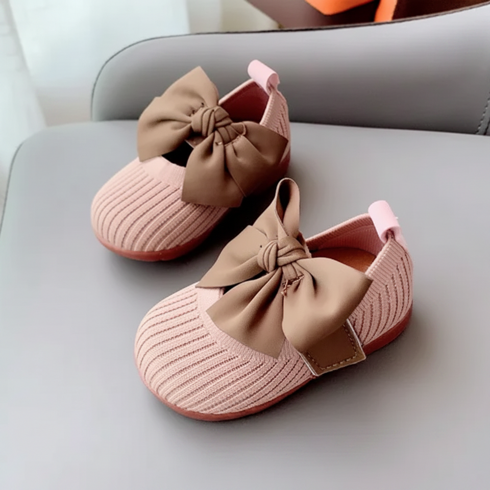 SweetBow – Niedlich & praktisch – Gestrickte Babyschuhe mit Schmetterlingsschleife