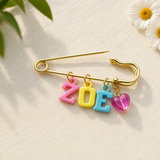 Personalized Charm Pin – Persönlich & stilvoll – Namensbrosche