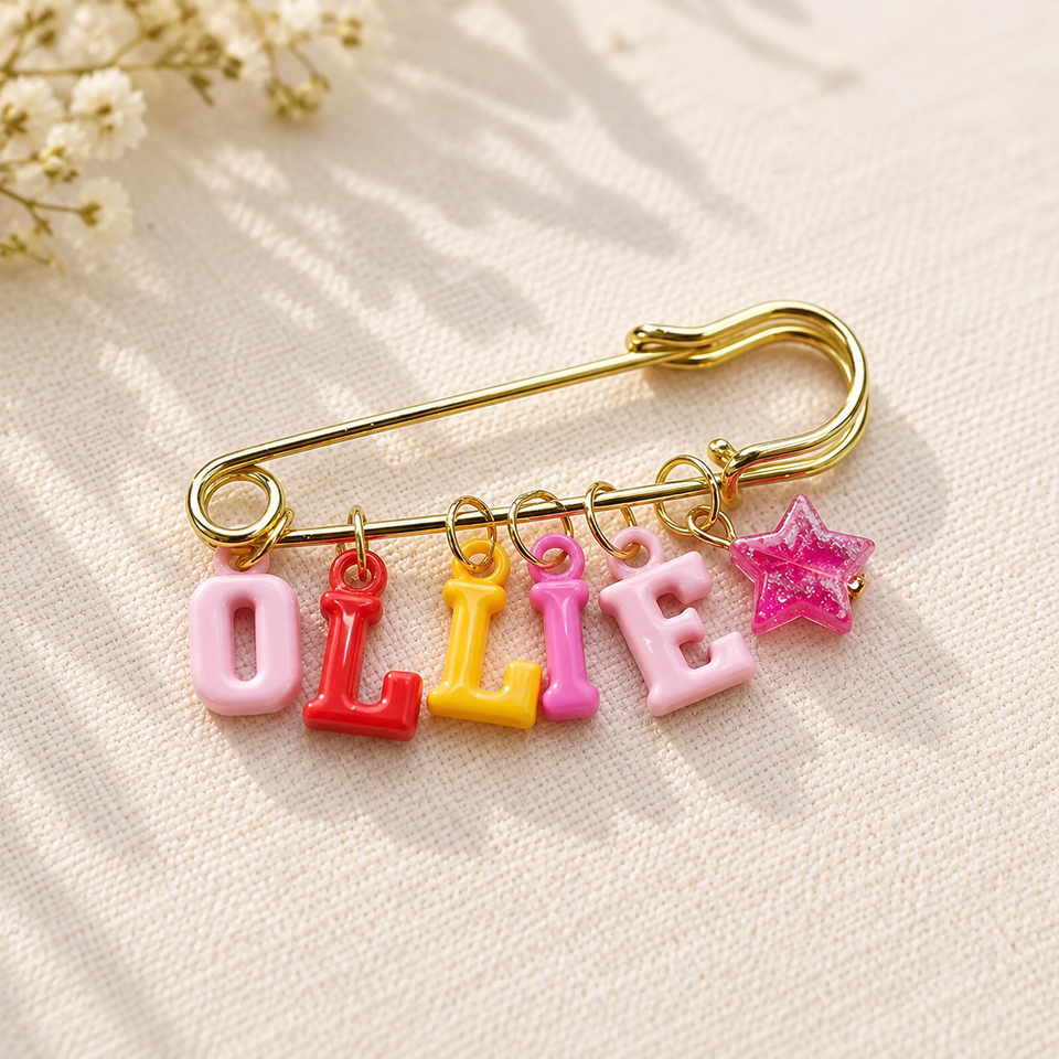 Personalized Charm Pin – Persönlich & stilvoll – Namensbrosche