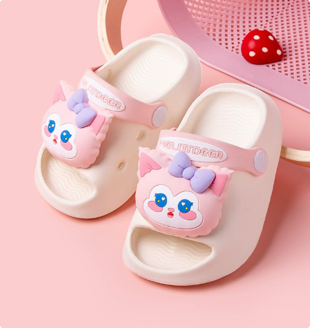 Mini Fashion – Fröhlich & sicher – Polka-Strandpantoffeln