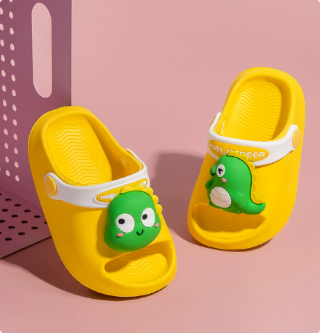 Mini Fashion – Fröhlich & sicher – Polka-Strandpantoffeln