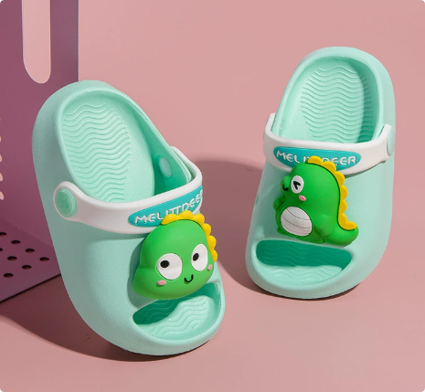 Mini Fashion – Fröhlich & sicher – Polka-Strandpantoffeln