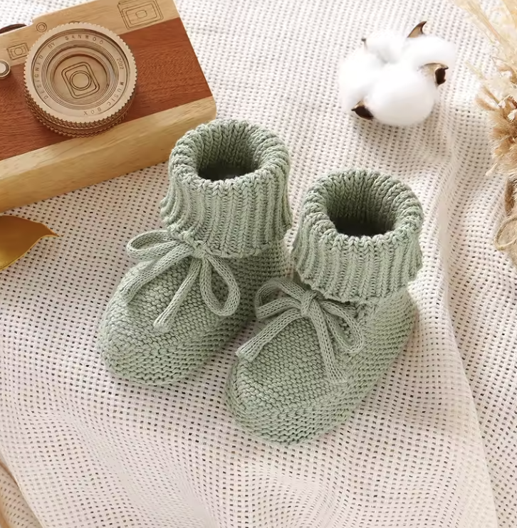 SnuggleSteps – Warm & Weich – Gestrickte Babyschuhe