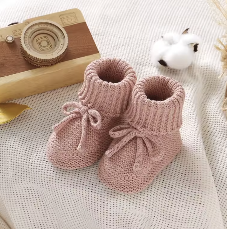 SnuggleSteps – Warm & Weich – Gestrickte Babyschuhe