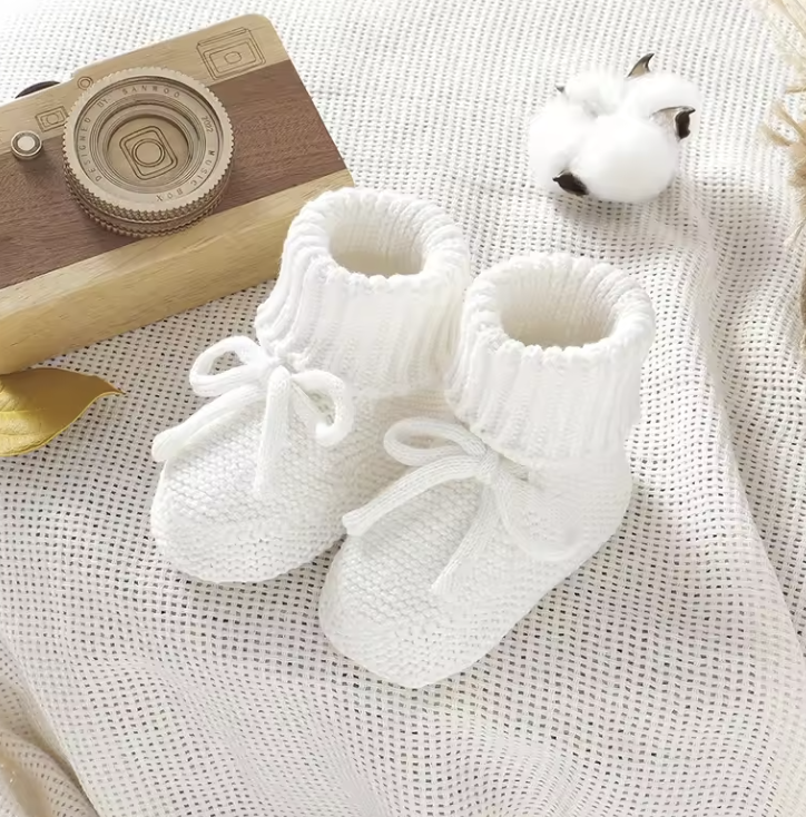 SnuggleSteps – Warm & Weich – Gestrickte Babyschuhe