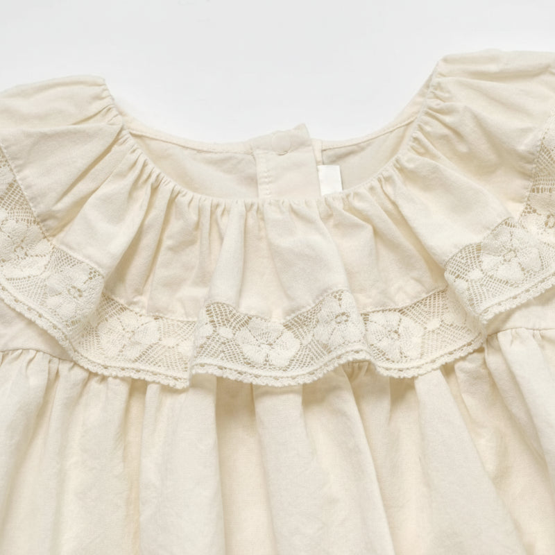Ruffle Collar Top – Elegant und bequem – Oberteil mit dekorativem Kragen und Puffärmeln
