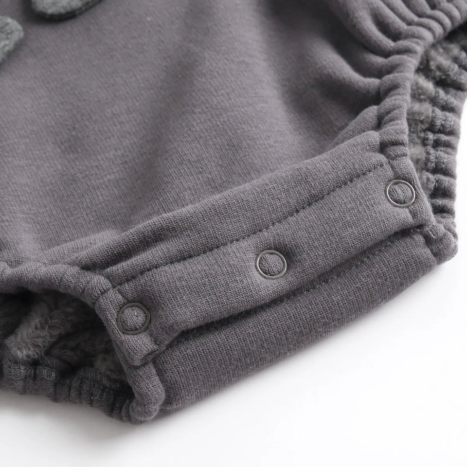 Mini Fashion – Weicher Fleece-Strampler mit Dino-Aufdruck