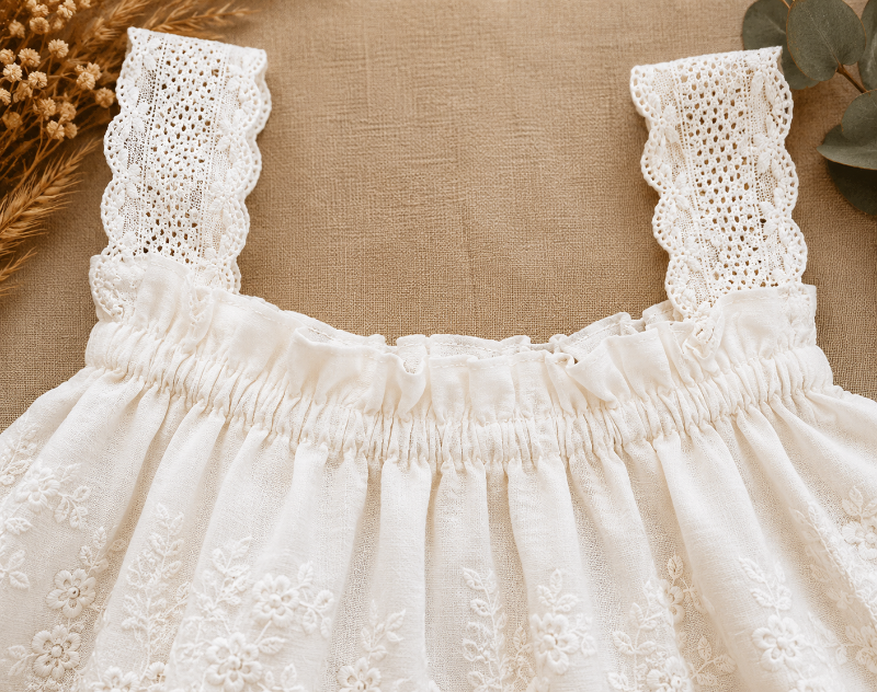 TinyLuxe – Zomerset aus Spitzenoberteil und Hose mit weitem Bein