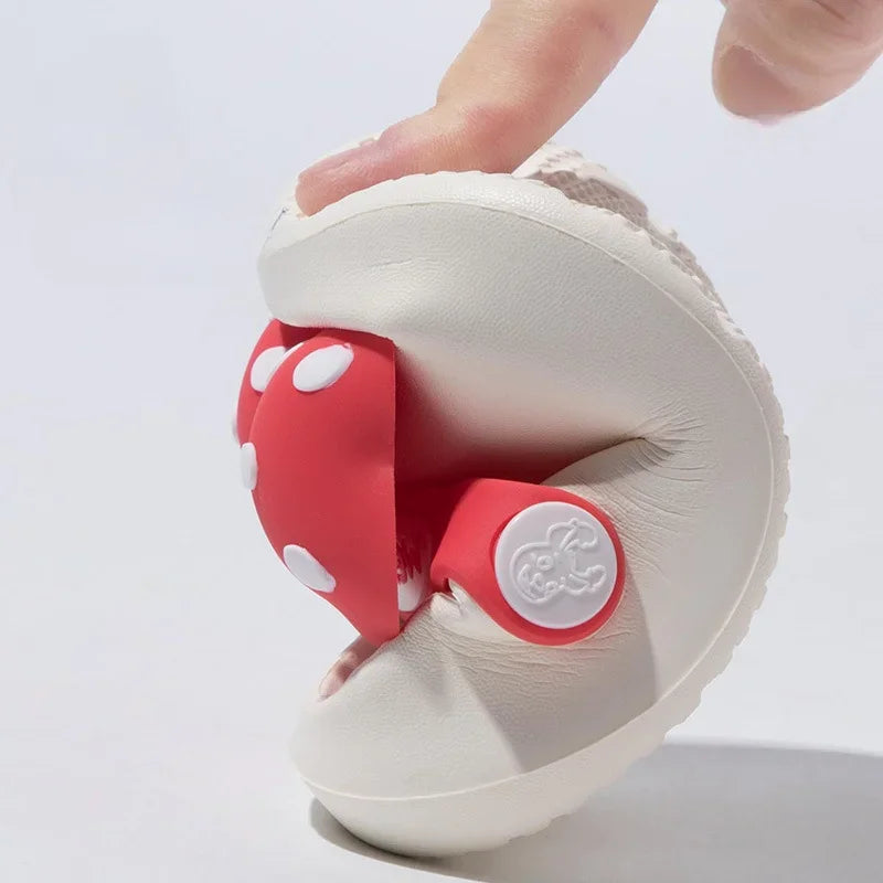 Mini Fashion – Fröhlich & sicher – Polka-Strandpantoffeln