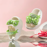 Mini Fashion – Fröhlich & sicher – Polka-Strandpantoffeln