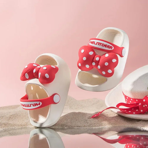 Mini Fashion – Fröhlich & sicher – Polka-Strandpantoffeln