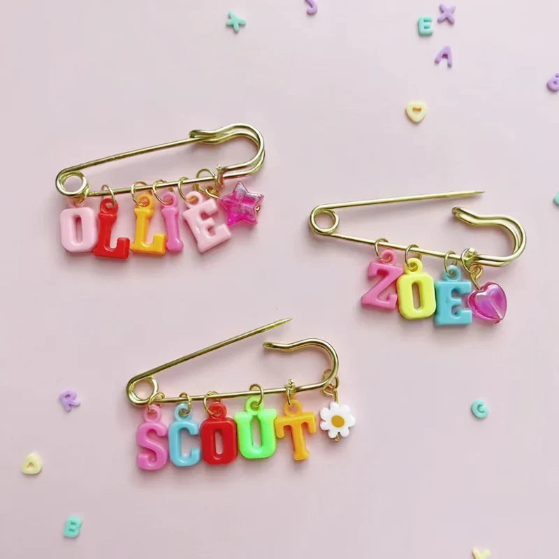 Personalized Charm Pin – Persönlich & stilvoll – Namensbrosche