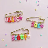 Personalized Charm Pin – Persönlich & stilvoll – Namensbrosche