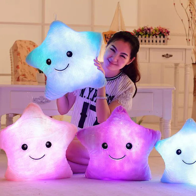 Glow Star Pillow™ – Sternenspaß im Bett - leuchtendes Kuschelkissen