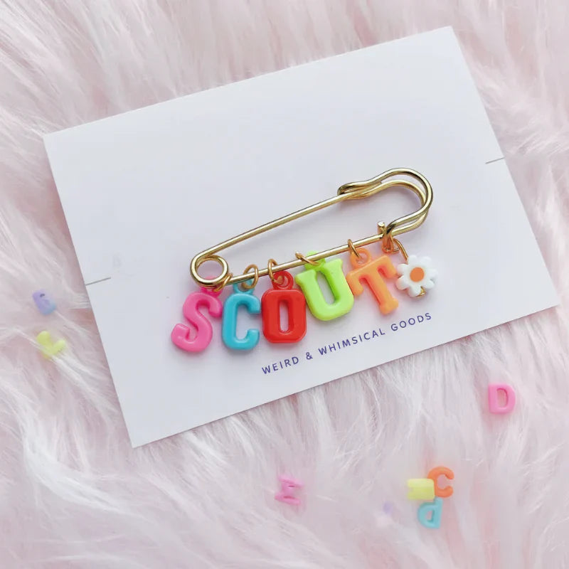 Personalized Charm Pin – Persönlich & stilvoll – Namensbrosche
