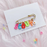 Personalized Charm Pin – Persönlich & stilvoll – Namensbrosche