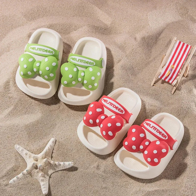Mini Fashion – Fröhlich & sicher – Polka-Strandpantoffeln